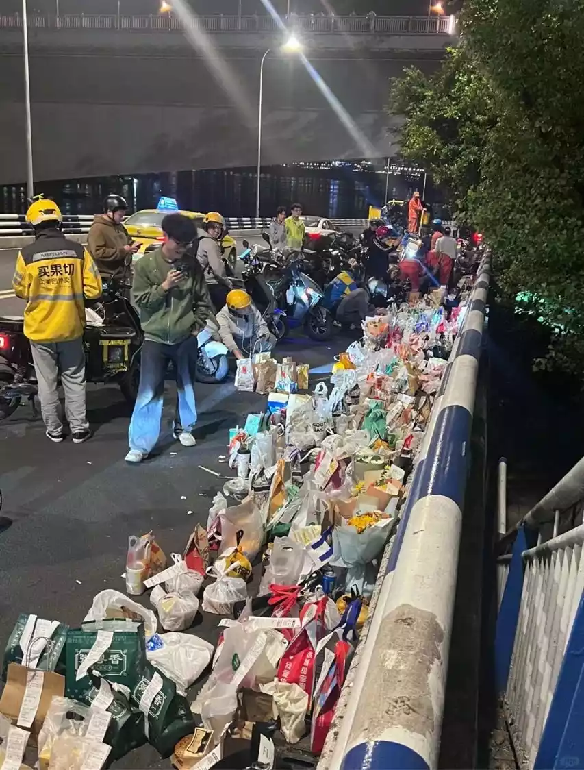 大量网友知晓此事后点外卖送至事发地（重庆长江大桥），祭奠“胖猫”。（图源：互联网）