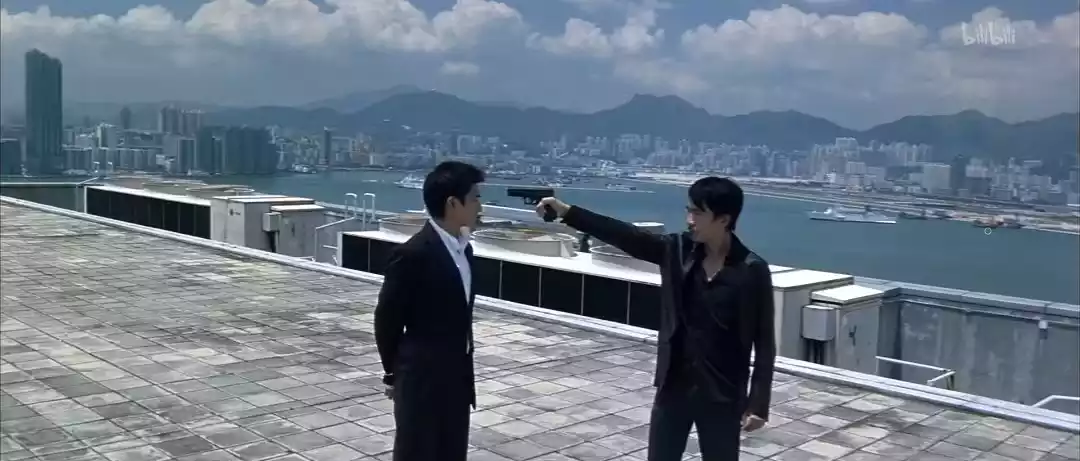 “对唔住，我系差人！”“边个知？”（图源：《无间道》剧照）