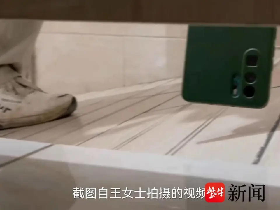 2023年8月，江苏镇江，一名男子于女厕所偷拍，仅被处行政拘留十日。（源：扬子晚报）